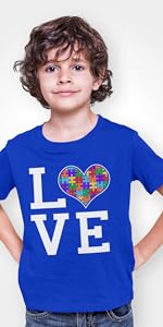 young kid wearing autism love t-shirt niño joven con autismo amor camiseta