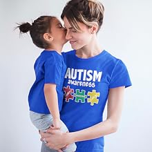 mom daughter hug kiss gift blue shirt autism mamá hija abrazo beso regalo camisa azul autismo